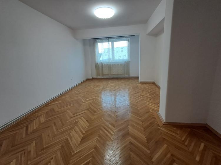 Apartament cu 4 camere decomandat în Ultracentral