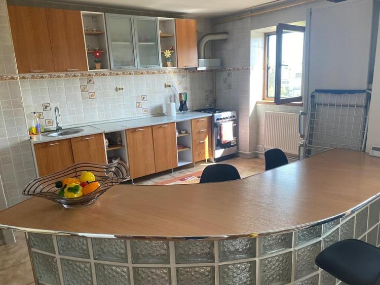 Apartament cu 2 camere semidecomandat, mobilat în 1 Mai