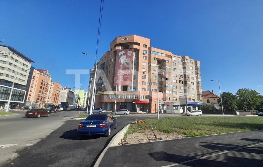 Apartament cu 3 camere semidecomandat, mobilat în Mihai Viteazul