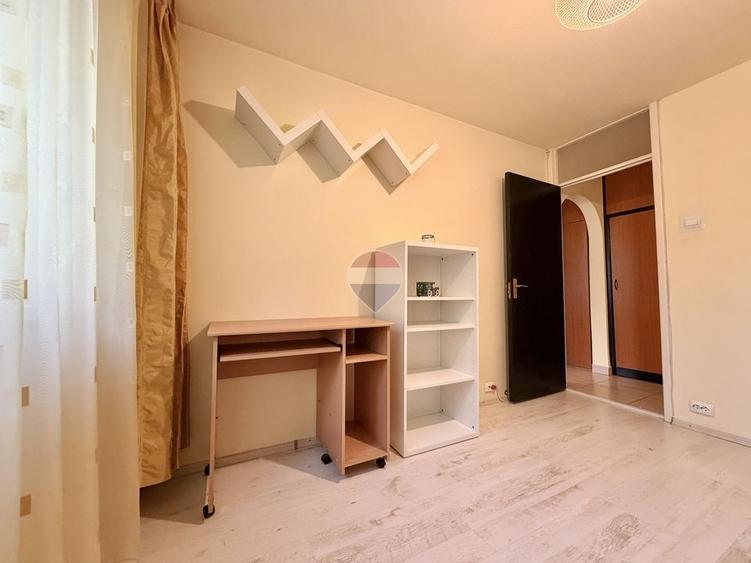 Apartament cu 3 camere decomandat, mobilat în Uverturii