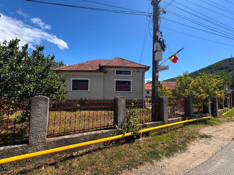 Casă cu 4 camere decomandat în Vețel
