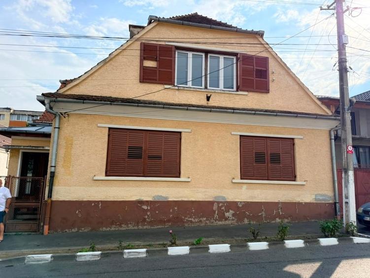 Casă individuală cu 5 camere cu Canalizare în Central