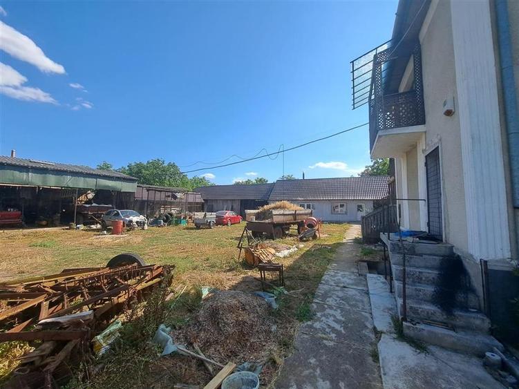 Casă individuală cu 8 camere cu Teren 8300 Mp în Sânlazăr