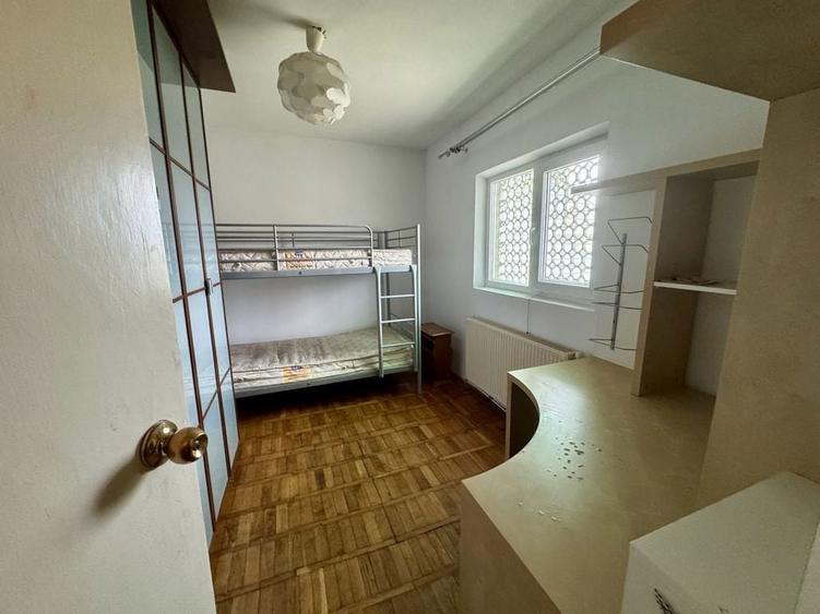 Apartament cu 4 camere decomandat în Central