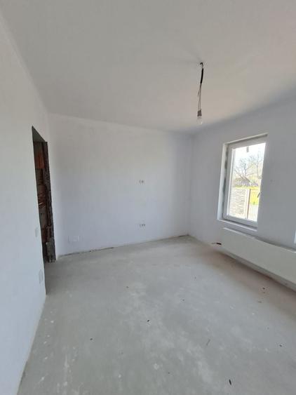 Duplex cu 4 camere cu Canalizare în Parța