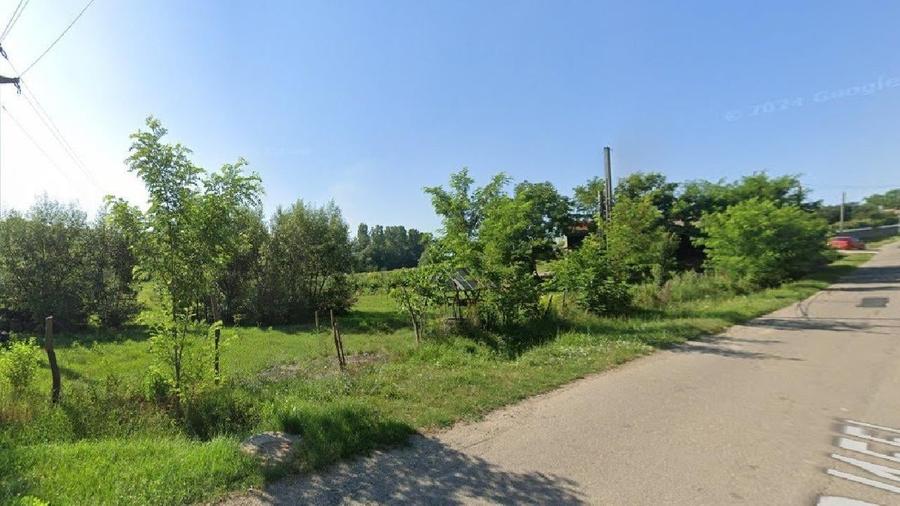 Teren de 2400 mp, în Români