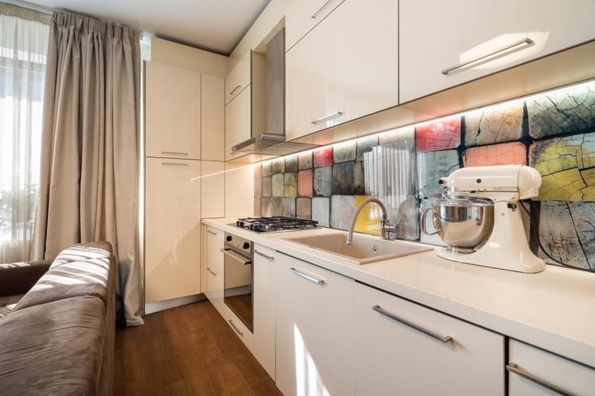 Apartament cu 3 camere semidecomandat, mobilat în Moșilor