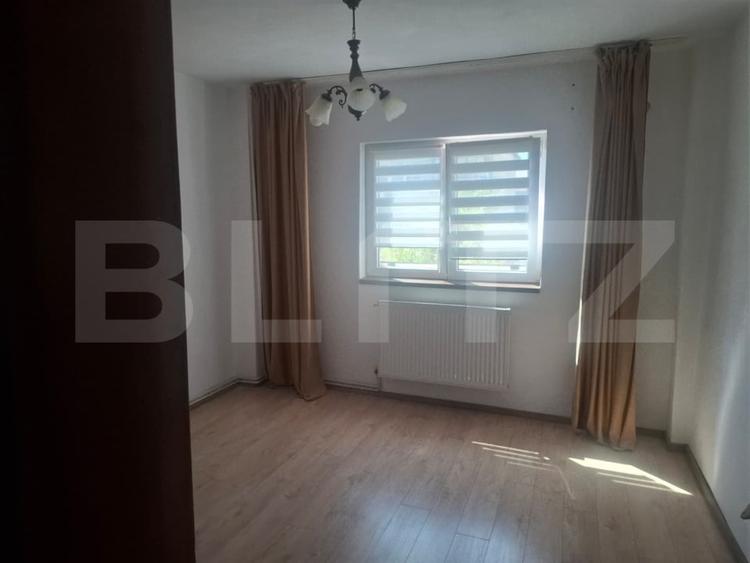 Apartament cu 3 camere decomandat, mobilat în Micro 11