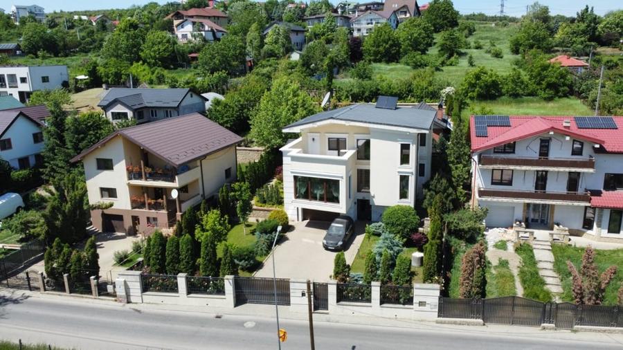 Casă individuală cu 7 camere cu Canalizare în Bucium