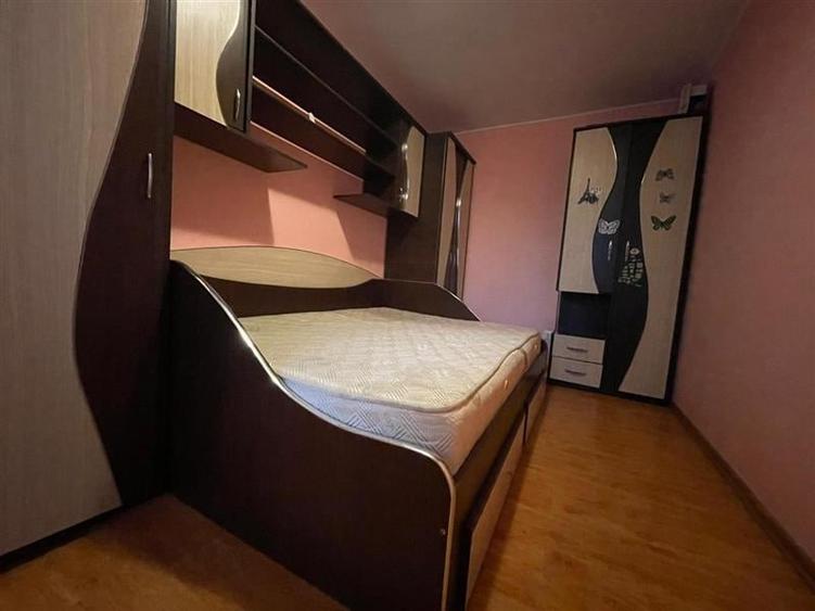 Apartament cu 3 camere semidecomandat, mobilat în Spitalului