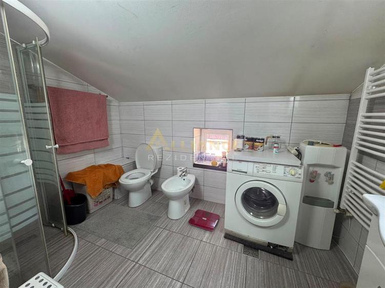 Casă individuală cu 7 camere cu Canalizare în Central