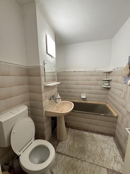 Apartament cu 2 camere decomandat în Rovine
