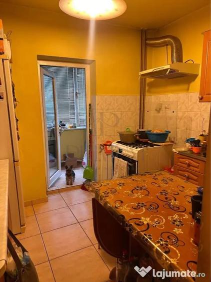 Apartament cu 3 camere decomandat, mobilat în Mircea cel Bătrân