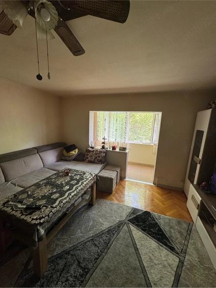 Apartament cu 3 camere decomandat, mobilat în Micro 16