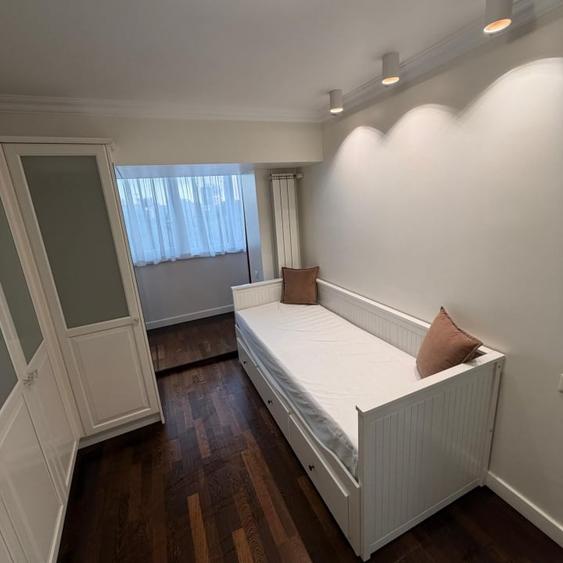 Apartament cu 3 camere semidecomandat, mobilat în Decebal