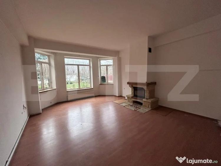 Casă cu 7 camere cu Teren 900 Mp în Central