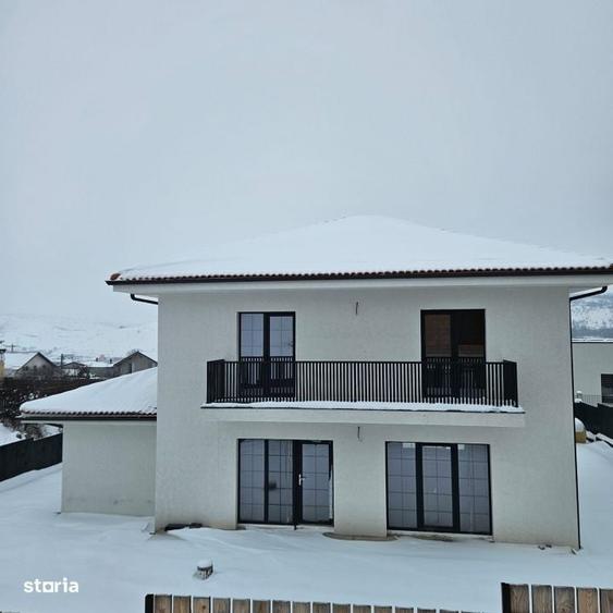 Casă cu 4 camere în Dealu Frumos