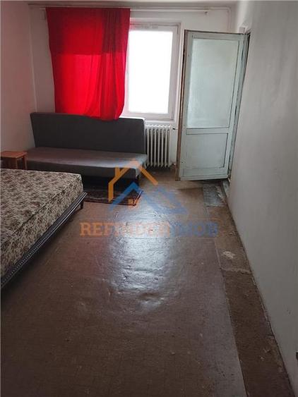 Apartament cu 4 camere semidecomandat în Rahova
