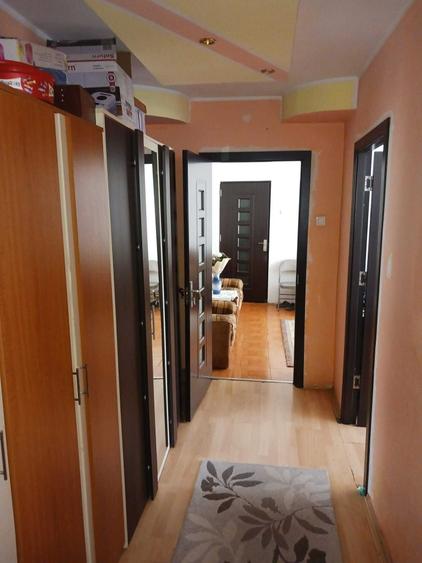 Apartament cu 4 camere semidecomandat în Micro 16