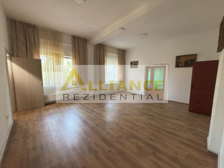 Casă individuală cu 14 camere cu Canalizare în Cățelu