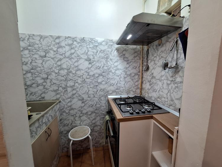 Apartament cu 3 camere semidecomandat, mobilat în Lipovei
