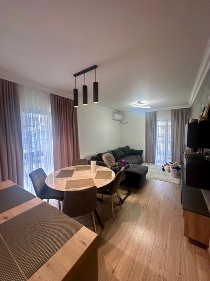 Apartament cu 4 camere decomandat în Drumul Taberei