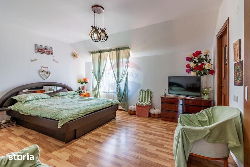 Casă cu 7 camere cu Teren 1000 Mp în Central