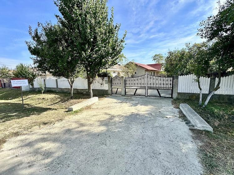 Casă cu 4 camere cu Teren 1950 Mp în Umbrărești