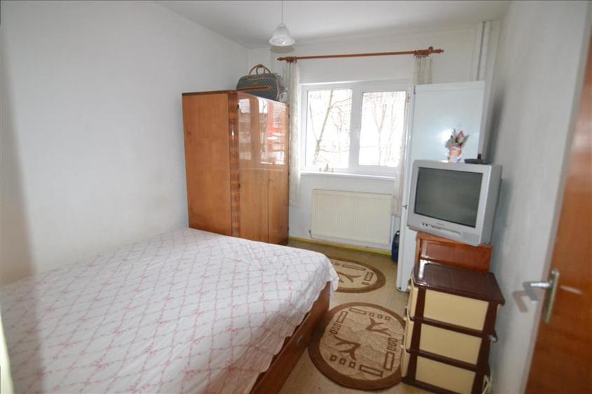 Apartament cu 4 camere decomandat în Răcădău