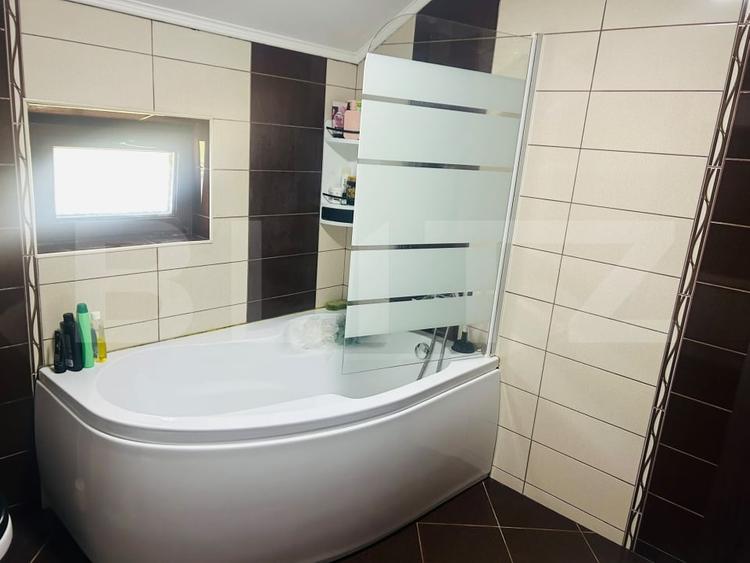 Casă individuală cu 6 camere cu Canalizare în Titu