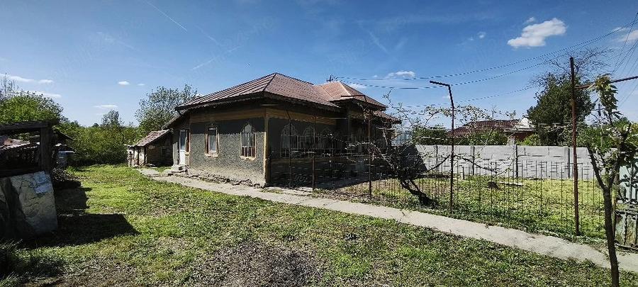 Casă cu 4 camere cu Teren 1634 Mp în Teslui