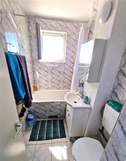 Apartament cu 2 camere semidecomandat, mobilat în Decebal