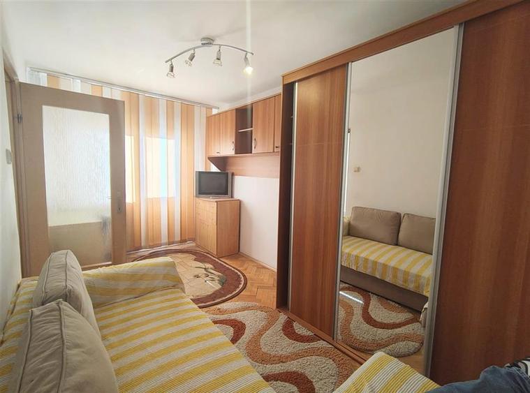 Apartament cu 3 camere semidecomandat, mobilat în Alexandru cel Bun