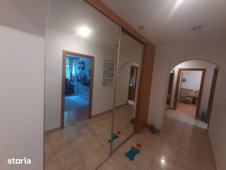 Apartament cu 3 camere decomandat în Drumul Taberei