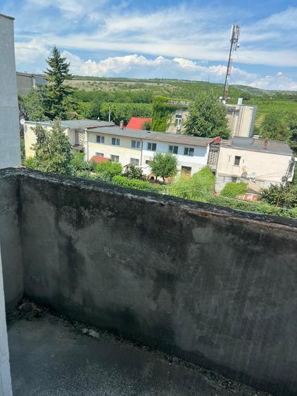 Apartament cu 3 camere semidecomandat în Valea Călugărească