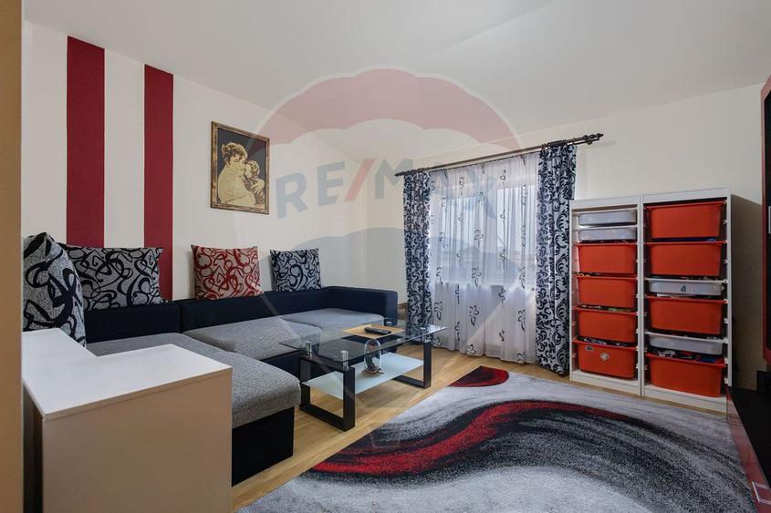 Apartament cu 3 camere semidecomandat, mobilat în Dâmbovița