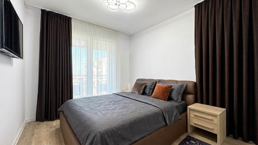 Apartament cu 3 camere decomandat în Tractorul