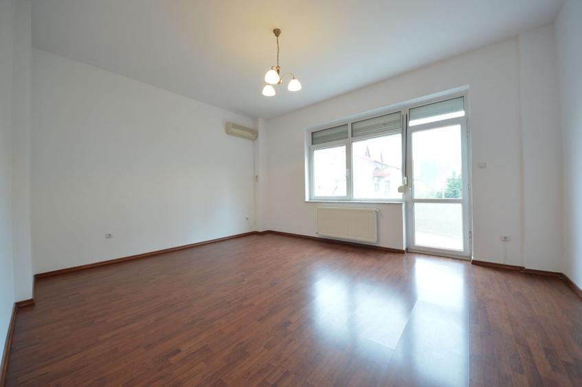 Casă individuală cu 7 camere cu Garaj în Herăstrău