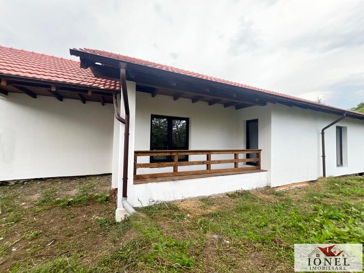 Casă individuală cu 4 camere cu Teren 600 Mp în Est