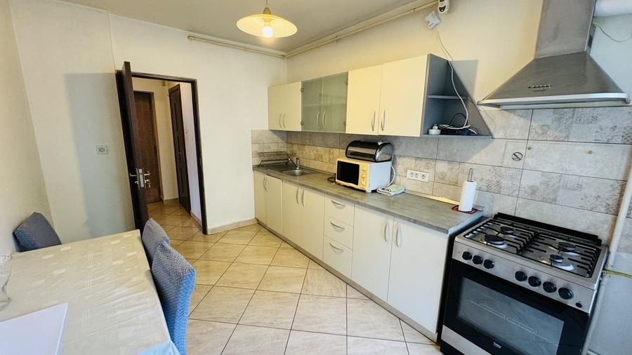 Apartament cu 3 camere semidecomandat, mobilat în Tineretului