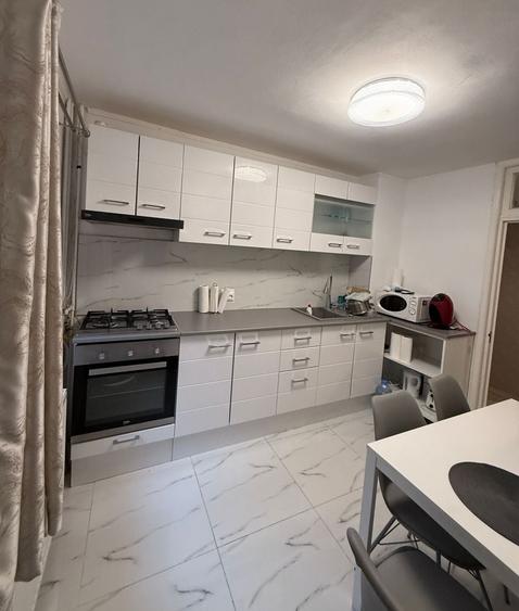 Apartament cu 3 camere semidecomandat în Malu Roșu