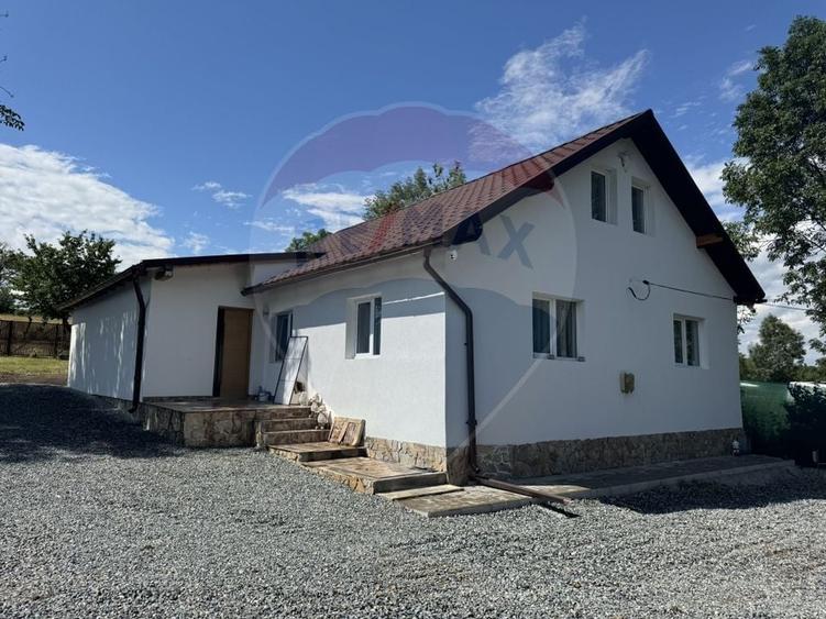 Casă individuală cu 6 camere cu Teren 2800 Mp în Livada (Petreștii de Jos)