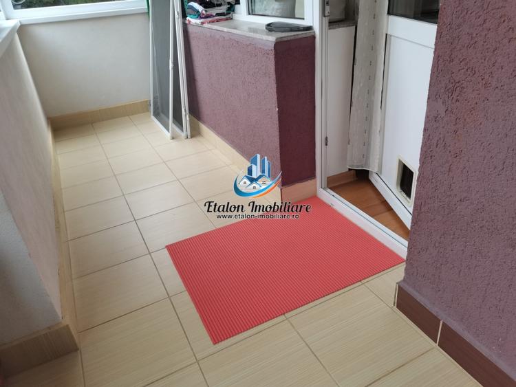 Apartament cu 4 camere decomandat în Periferie