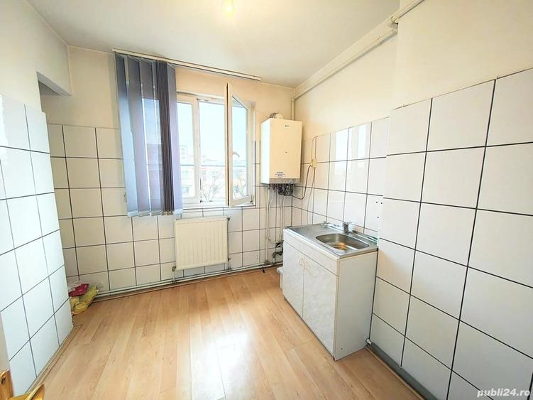 Apartament cu 3 camere semidecomandat în Hunedoara