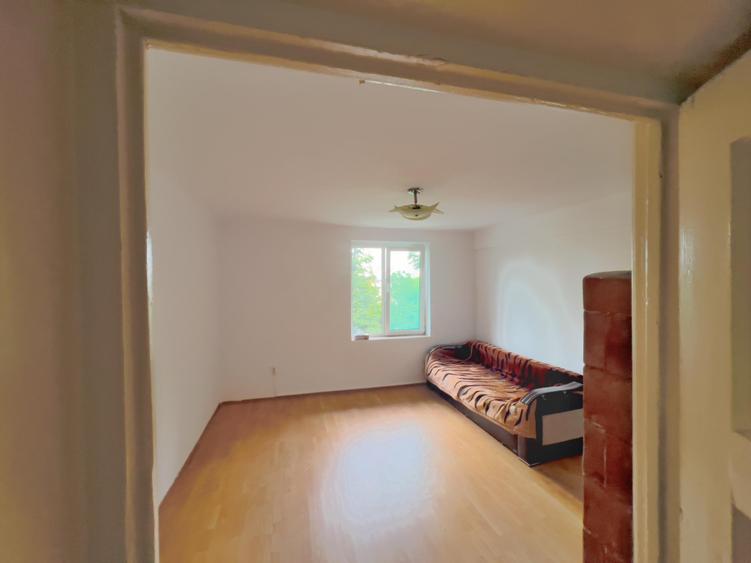 Apartament cu 3 camere semidecomandat în Cioceanu