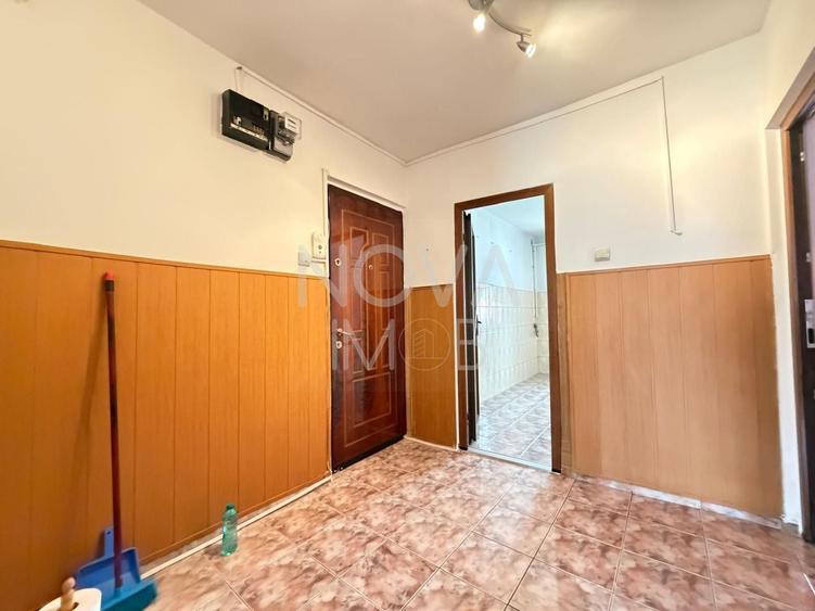 Apartament cu 3 camere decomandat, mobilat în Periferie