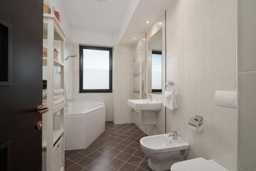 Apartament cu 4 camere semidecomandat, mobilat în Pipera