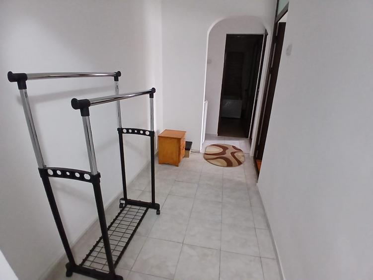 Apartament cu 3 camere decomandat, mobilat în Nicolina