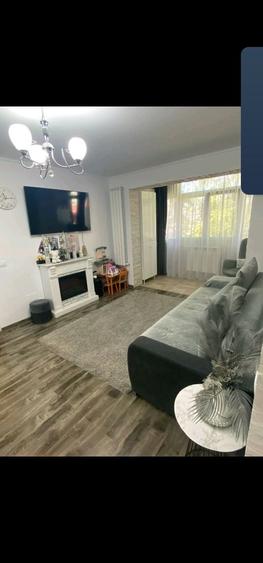 Apartament cu 3 camere decomandat în Donici