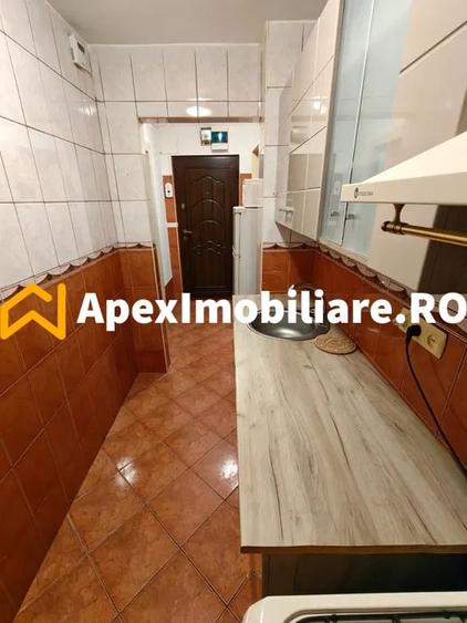 Apartament cu 2 camere semidecomandat, mobilat în Tei